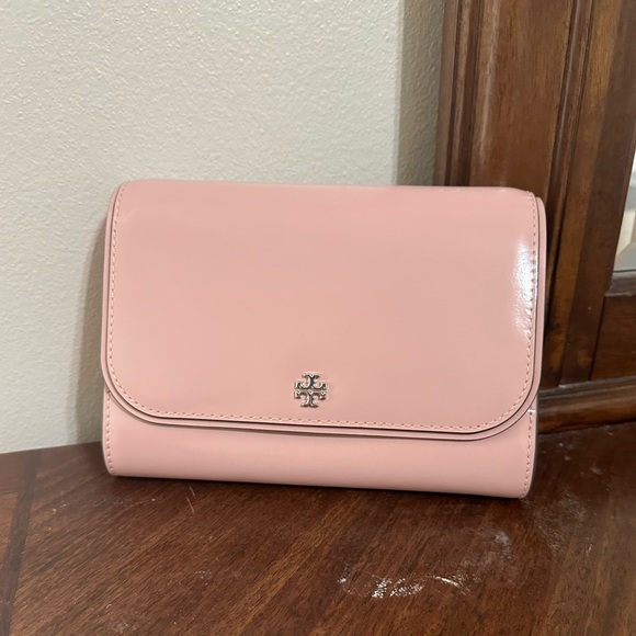 Tory Burch Handbags - Tory Burch Emerson Chain Wallet Patent Leather Crossbody
